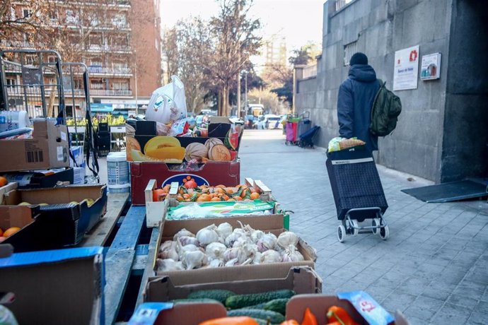 Archivo - Reparto de alimentos a familias vulnerables organizado por la Fundación Madrina.