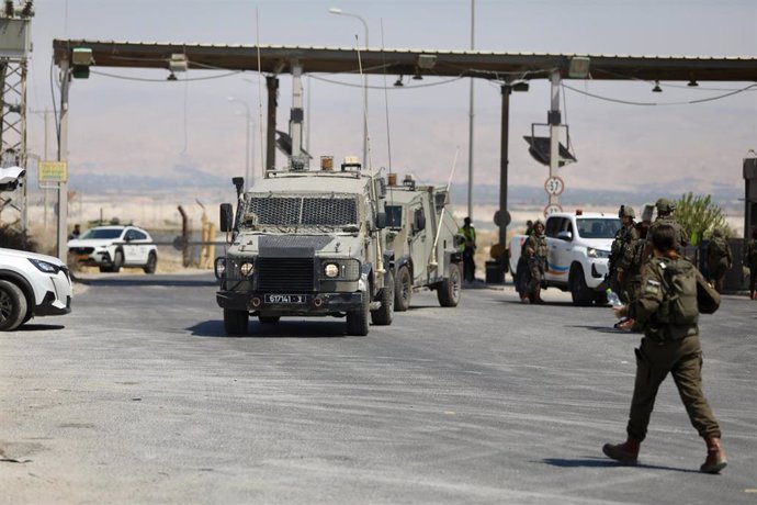 Militares del Ejército de Israel tras un ataque en el paso fronterizo del puente de Allenby o puente del Rey Hussein, que conecta Jordania con Cisjordania (archivo)