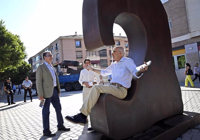 El alcalde de Murcia, José Ballesta, acompañado por el concejal de Cultura e Identidad, Diego Avilés, visita el montaje