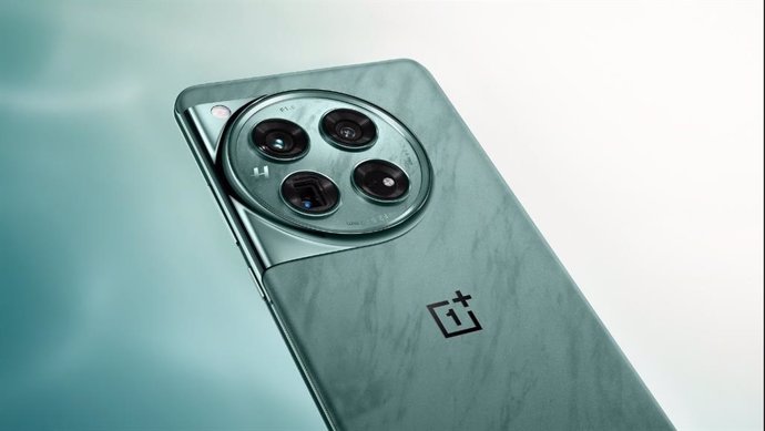 Archivo - El 'smartphone' OnePlus 12.