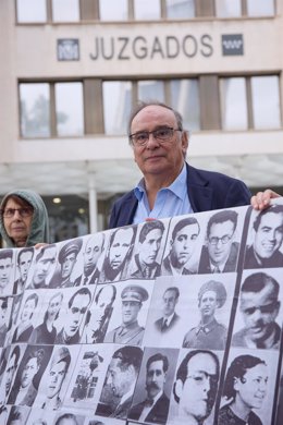 Archivo - El denunciante de torturas de la Brigada Político-Social en 1975 Julio Pacheco se une a una protesta frente a los juzgados de Plaza de Castilla con imágenes de víctimas del franquismo tras su declaración, a 15 de septiembre de 2023, en Madrid (E