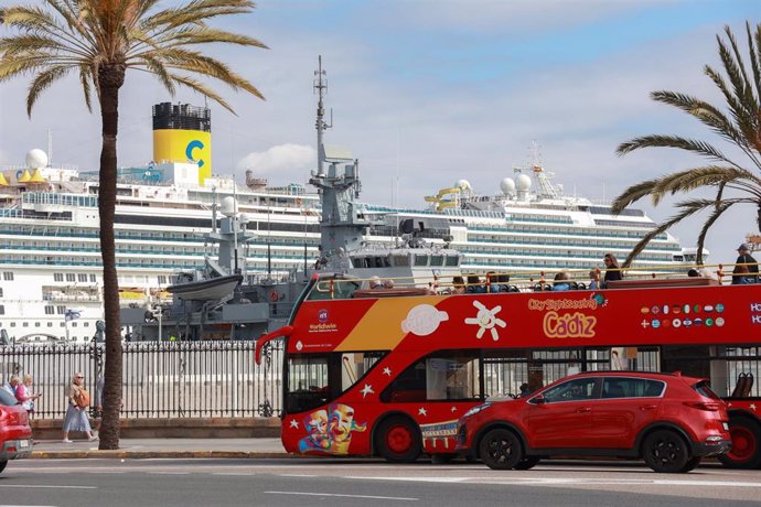 Archivo - Un crucero atracado en el puerto de Cádiz.