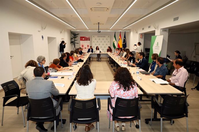 La consejera andaluza de Inclusión Social, Juventud, Familias e Igualdad, Loles López, durante una jornada de la European Social Network (ESN) celebrada en Sevilla.