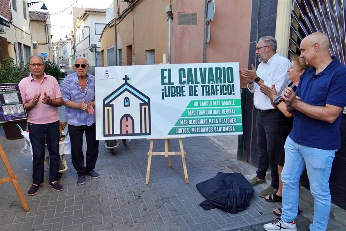 El alcalde de Santomera, Víctor Martínez, tercero por la derecha, presenta el proyecto en la calle El Calvario