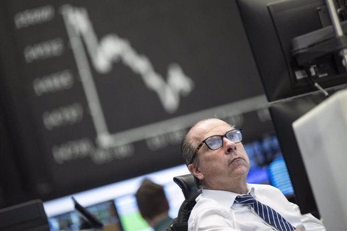 Archivo - 16 March 2023, Hesse, Frankfurt_Main: A stock trader watches the price development on his monitor at Frankfurt Stock Exchange. Following the recent turbulence in the banking sector, financial experts are keeping a close eye on developments on th