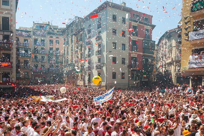 Imagen de archivo de la Plaza Consistorial de Pamplona durante el lanzamiento del Chupinazo