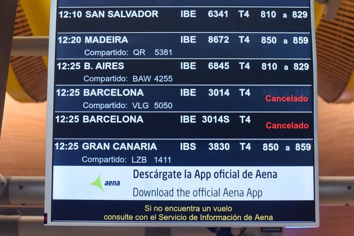 Archivo - Un panel informativo muestra dos vuelos cancelados en la zona de salidasTerminal 4 del Aeropuerto Madrid-Barajas Adolfo Suárez.