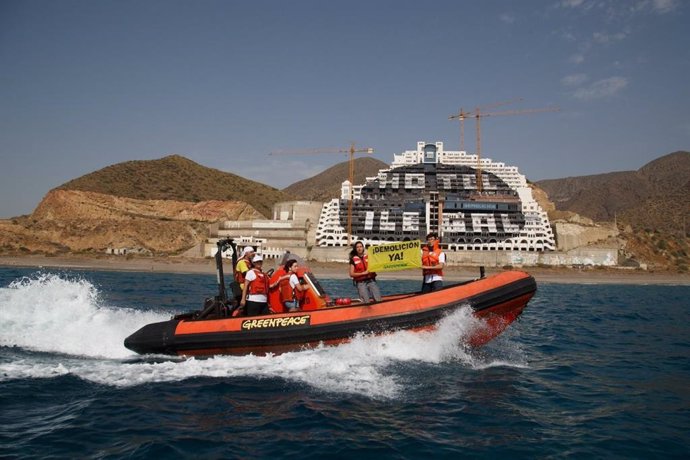 Activistas de Greenpeace reclaman la demolición del hotel del paraje del Algarrobico en la costa de Carboneras (Almería).