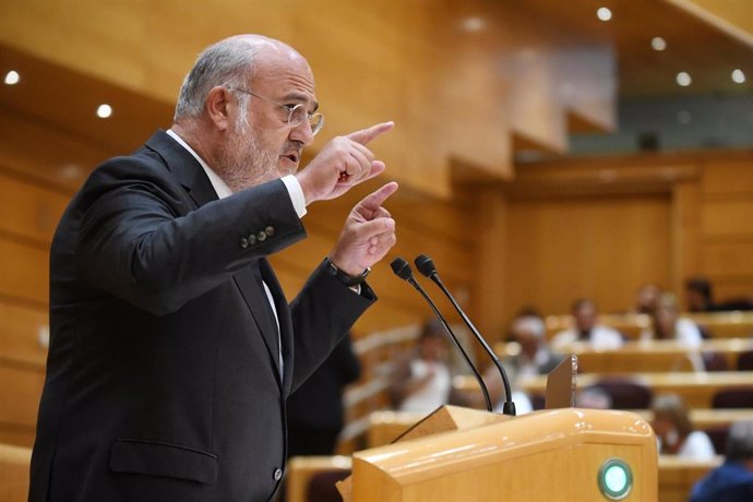 Archivo - El senador de JxCat Eduard Pujol interviene durante una sesión plenaria, en el Senado.