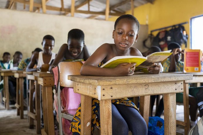 Archivo - 21 February 2023, Ghana, Kokrobite: Students read in a Sunbeam Foundation school during the visit of Svenja Schulze, Germany's Minister for Economic Cooperation and Development, and Hubertus Heil, Germany's Minister for Labor and Social Affairs.