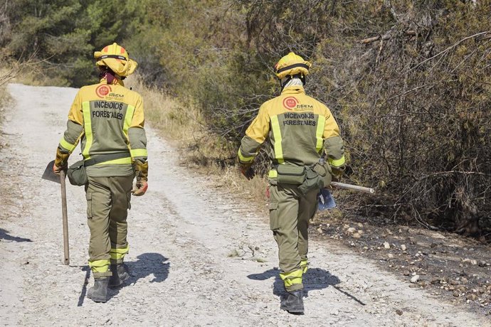 Dos bomberos trabajan en la zona, a 21 de agosto de 2024, en Rivas-Vaciamadrid, Madrid (España).