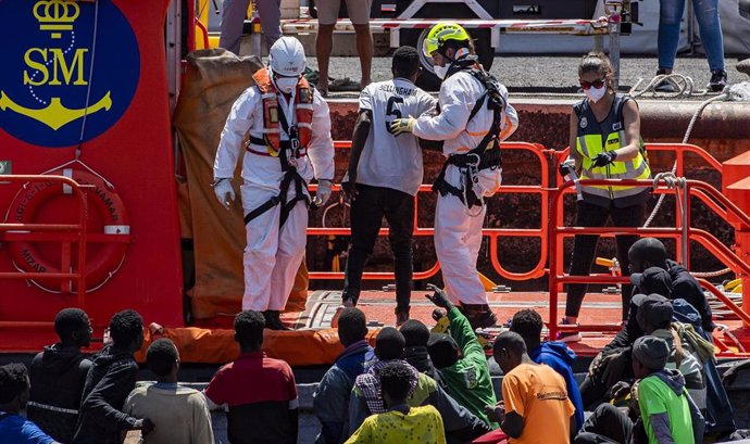 Miembros de los equipos de emergencias ayudan a desembarcar a varios migrantes de un cayuco, en el Puerto de La Restinga, a 9 de septiembre de 2024, en El Hierro, Canarias (España). 