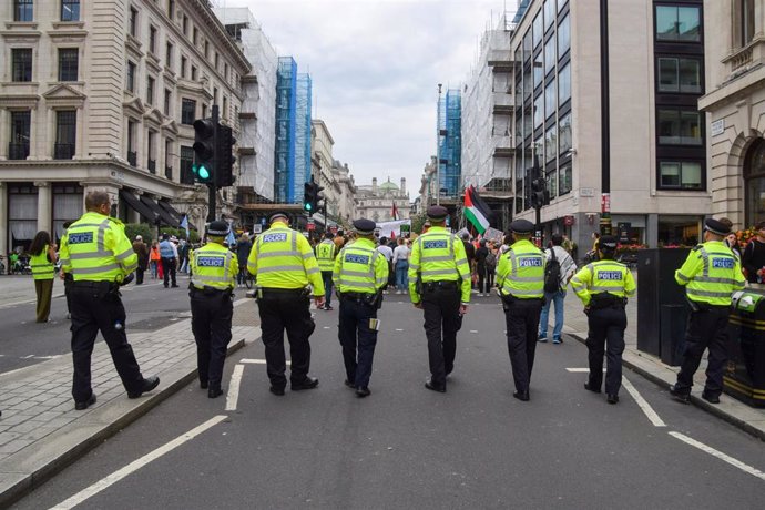 Despliegue de policías durante una manifestación en Londres