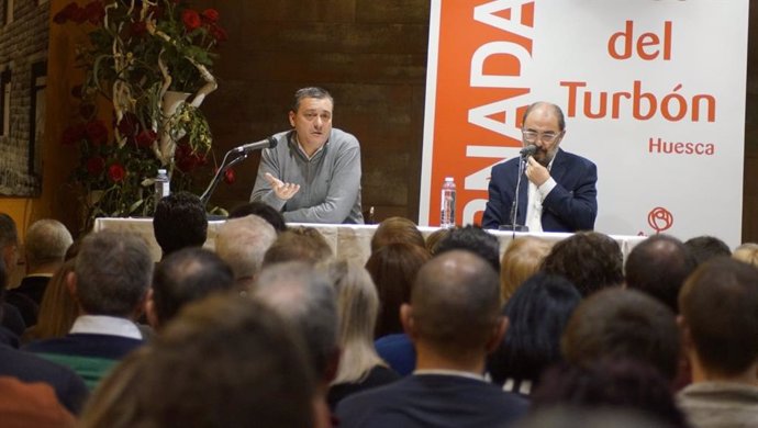 Archivo - El secretario general del PSOE Alto Aragón, Fernando Sabés, junto al secretario general regional, Javier Lambán.