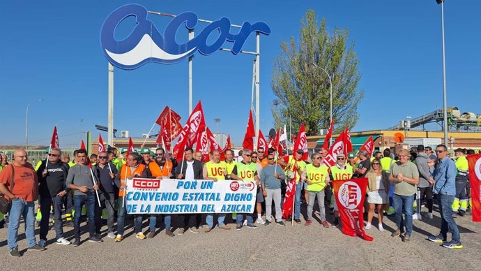 Imagen de la concentración de UGT y CCOO en la planta de Acor en Olmedo