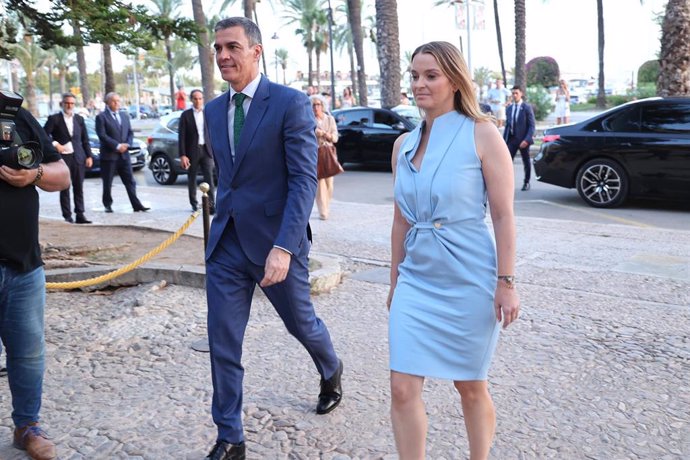 Archivo - El presidente del Gobierno, Pedro Sánchez, y la presidenta del Govern, Marga Prohens.