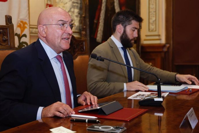 El alcalde de Valladolid, Jesús Julio Carnero, en rueda de prensa junto al concejal de Hacienda, Personal y Modernización Administrativa, Francisco Blanco.