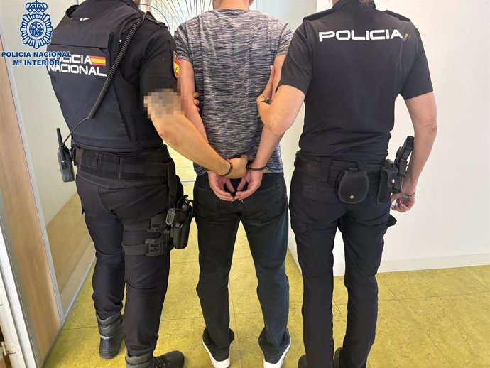 Agentes de la Policía Nacional con un detenido en una intervención (foto recurso)