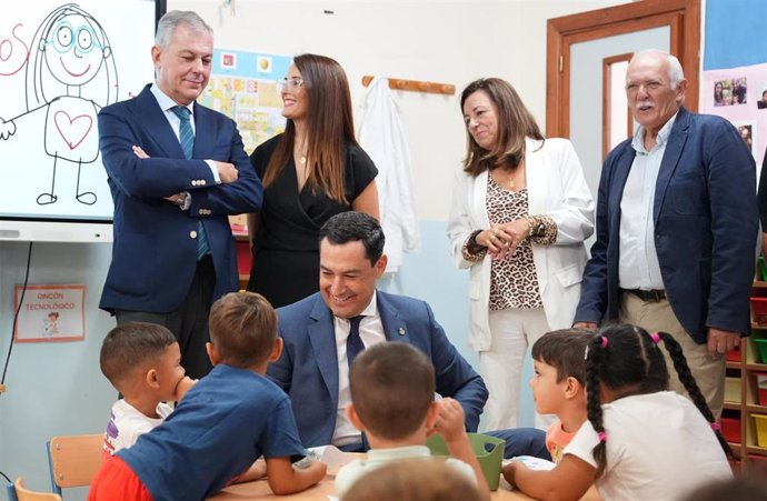 El presidente de la Junta de Andalucía, Juanma Moreno, en una de las aulas del Centro de Educación Infantil y Primaria (CEIP) Juan Ramón Jiménez, de Sevilla capital, con motivo del inicio del curso 2024/2025.