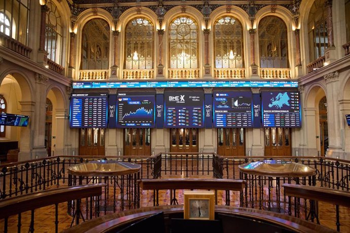 Paneles del IBEX en el Palacio de la Bolsa de Madrid, a 22 de agosto de 2024, en Madrid (España). I