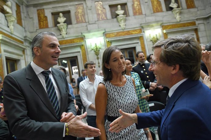  El portavoz de VOX en el Ayuntamiento, Javier Ortega Smith; la portavoz del PSOE, Reyes Maroto y el alcalde de Madrid, José Luis Martínez-Almeida, a su llegada al homenaje a los diez bomberos fallecidos en el siniestro de los Almacenes Arias