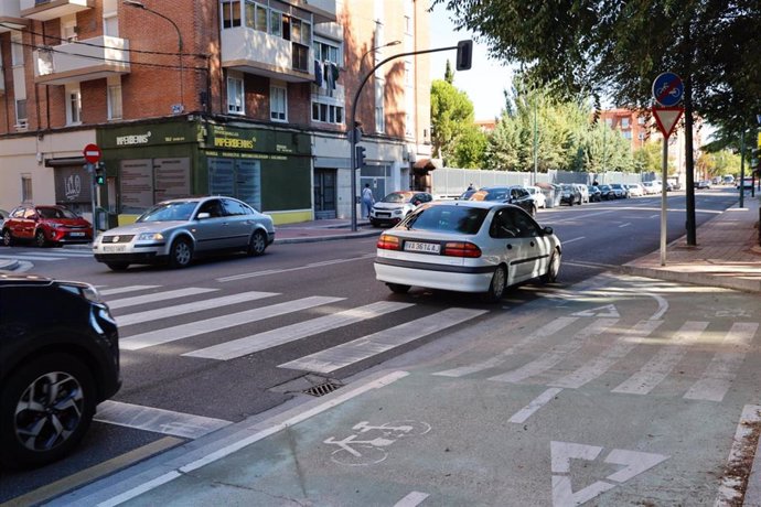 Punto en el que comenzará el nuevo tramo de carril bici, en el cruce de Juan Carlos I con la calle Faisán.