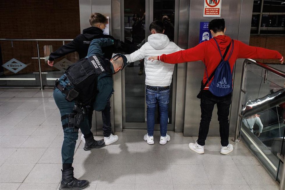 Archivo - Dos agentes de la Guardia Civil cachean a dos jóvenes en un control para prevenir la violencia entre bandas juveniles, en la estación de metro de Arganda del Rey, a 11 de febrero  de 2022,