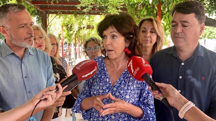 La portavoz de Salud del Grupo Socialista en el Parlamento andaluz, María Ángeles Prieto, en una atención a medios. (Foto de archivo).