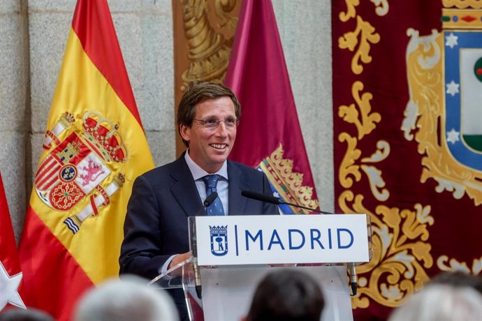 El alcalde de Madrid, José Luis Martínez-Almeida, ofrece una rueda de prensa tras el acto de entrega de las Palomas de Bronce-Bomberos de Madrid, en la Casa de la Villa