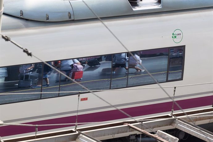 Archivo - Un vagón de tren en la estación de Atocha-Almudena Grandes