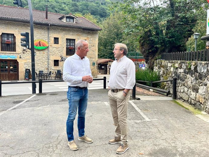 El diputado regional del PP por el Oriente José Felgueres y el portavoz municipal del PP en Cabrales, Francisco González.