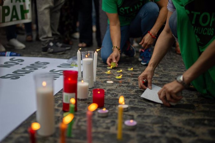 Archivo - Varias personas ponen velas y mensajes durante una movilización por el suicidio de dos hermanas horas antes de ser desahuciadas, en Barcelona.