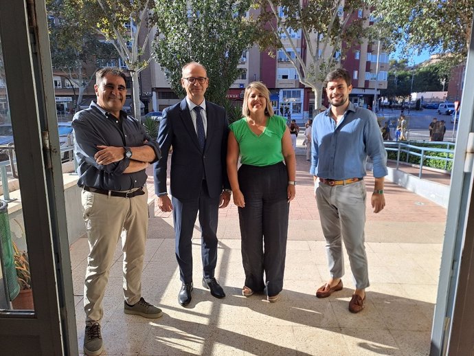 El consejero de Educación y Formación Profesional, Víctor Marín, y la alcaldesa de Cartagena, Noelia Arroyo, visitan el IES Isaac Peral con motivo del inicio del curso en Secundaria y Bachillerato.