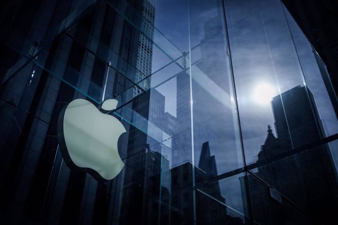 Archivo - FILED - 16 September 2023, US, New York: Apple's logo, taken at the Apple Store on 5th Avenue in Manhattan. Photo: Michael Kappeler/dpa