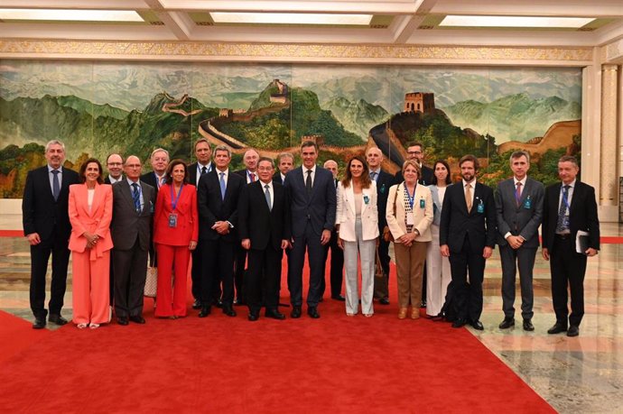 El presidente del Gobierno, Pedro Sánchez, junto al ministro chino de Comercio, Wang Wentao, durante el Consejo Asesor Empresarial España-China celebrado este lunes en Pekín (China).