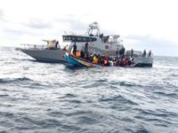 La Armada de Senegal intercepta dos embarcaciones con más de 420 migrantes a bordo, entre ellos 20 niños