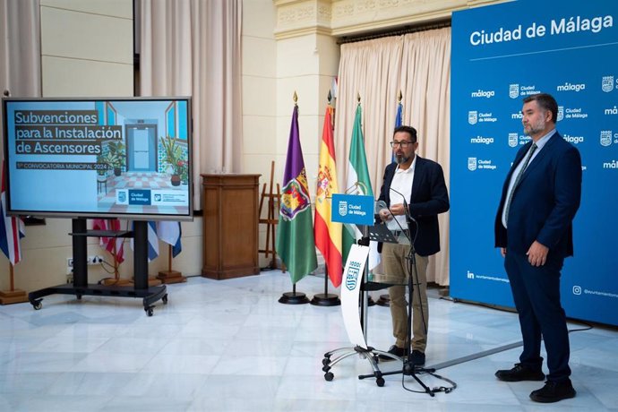 El concejal delegado de Vivienda y Regeneración Urbana, Francisco Pomares, junto al vicepresidente del Colegio Oficial de Administradores de Fincas de Málaga, Manuel Díaz.