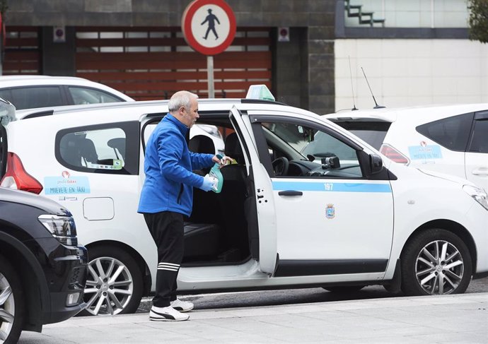 Archivo - Un hombre coge un taxi en Santander