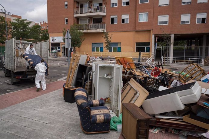 Archivo - Dos trabajadores cargan en un camión las pertenencias de las 62 familias de cuatro portales que han desalojado, a 2 de junio de 2023, en Alcobendas, Madrid (España). 