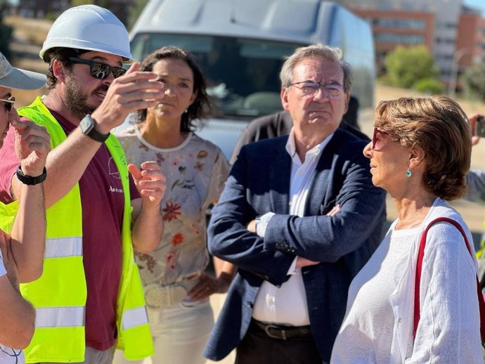 El secretario de Estado de Memoria Democrática, Fernando Martínez, y la portavoz del PSOE en el Ayuntamiento de Madrid, Reyes Maroto, visitan los trabajos para la búsqueda de restos de brigadistas internacionales en el barrio madrileño de Montecarmelo.