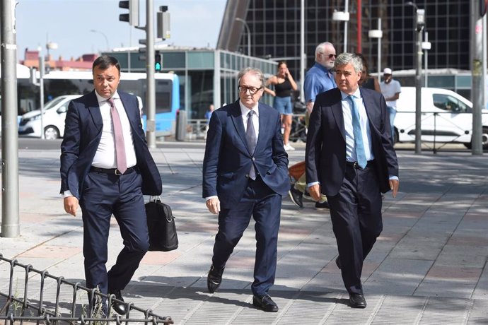 El subdirector general de la Fundación La Caixa, Marc Simón (c), llega a los Juzgados de Plaza de Castilla para declarar como testigo por el 'caso Begoña’, a 26 de agosto de 2024, en Madrid (España). 