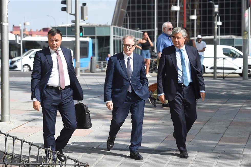 El subdirector general de la Fundación La Caixa, Marc Simón (c), llega a los Juzgados de Plaza de Castilla para declarar como testigo por el 'caso Begoña, a 26 de agosto de 2024, en Madrid (España).