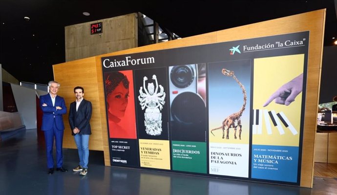 El director de CaixaForum Zaragoza, Ricardo Alfós, y el responsable de exposiciones de ciencia de la Fundación la Caixa, en la presentación de temporada de CaixaForum Zaragoza.