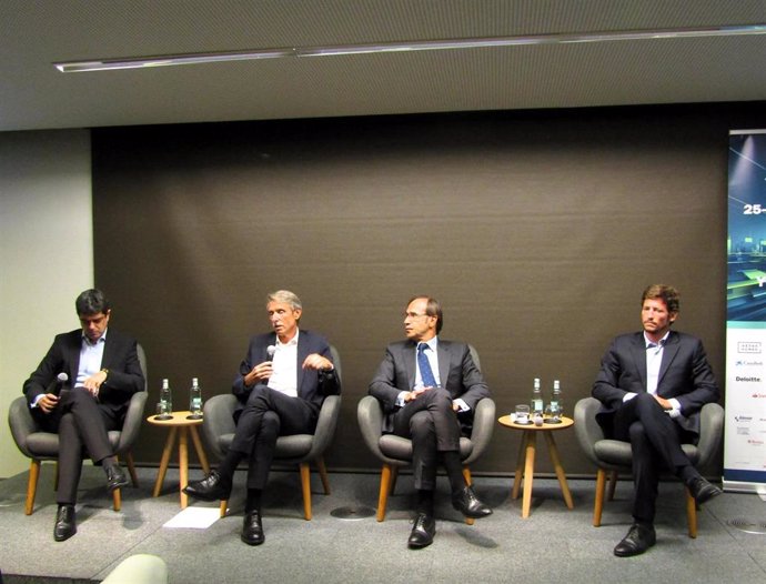 Mesa redonda durante la presentación de The District