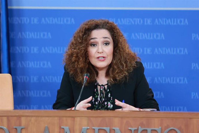 Archivo - La portavoz del grupo Por Andalucía, Inma Nieto, en rueda de prensa en el Parlamento. (Foto de archivo).