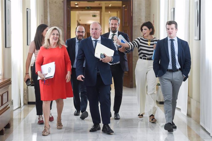 El portavoz del PP en el Congreso, Miguel Tellado (c), a su llegada a una reunión de la Junta de Portavoces, en el Congreso de los Diputados, a 10 de septiembre de 2024, en Madrid (España).