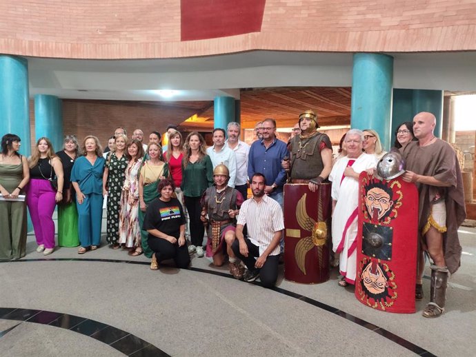 Foto de familia de la presentación de la Noche del Patrimonio en Mérida, con una amplia representación de los artistas locales que participan.