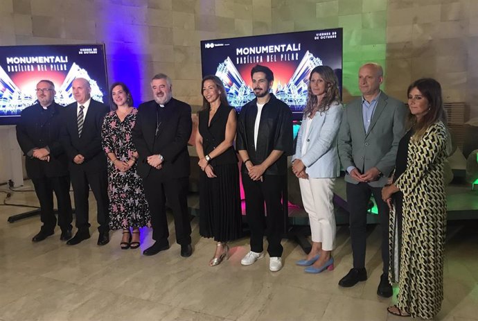 La alcaldesa de Zaragoza, Natalia Chueca, el DJ y productor Michael Canitrot; el director general de Turismo, Jorge Moncada; y el arzobispo de Zaragoza, Carlos Escribano, en la presentacion de Monumental Tour