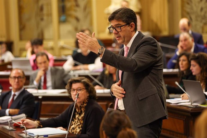 Archivo - El conseller de Turismo del Govern balear, Jaume Bauzá, interviene durante un pleno en el Parlament balear.