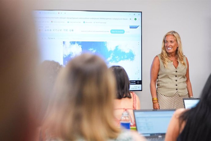 La consejera de Economía, Hacienda y Empleo, Rocío Albert, visita la empresa Experis, en la capital, donde se imparte el curso Contabilidad Financiera S/4HANA.